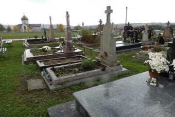 Вічний спокій на цвинтарі Бучач, красиві могили з квітами та пам’ятниками.