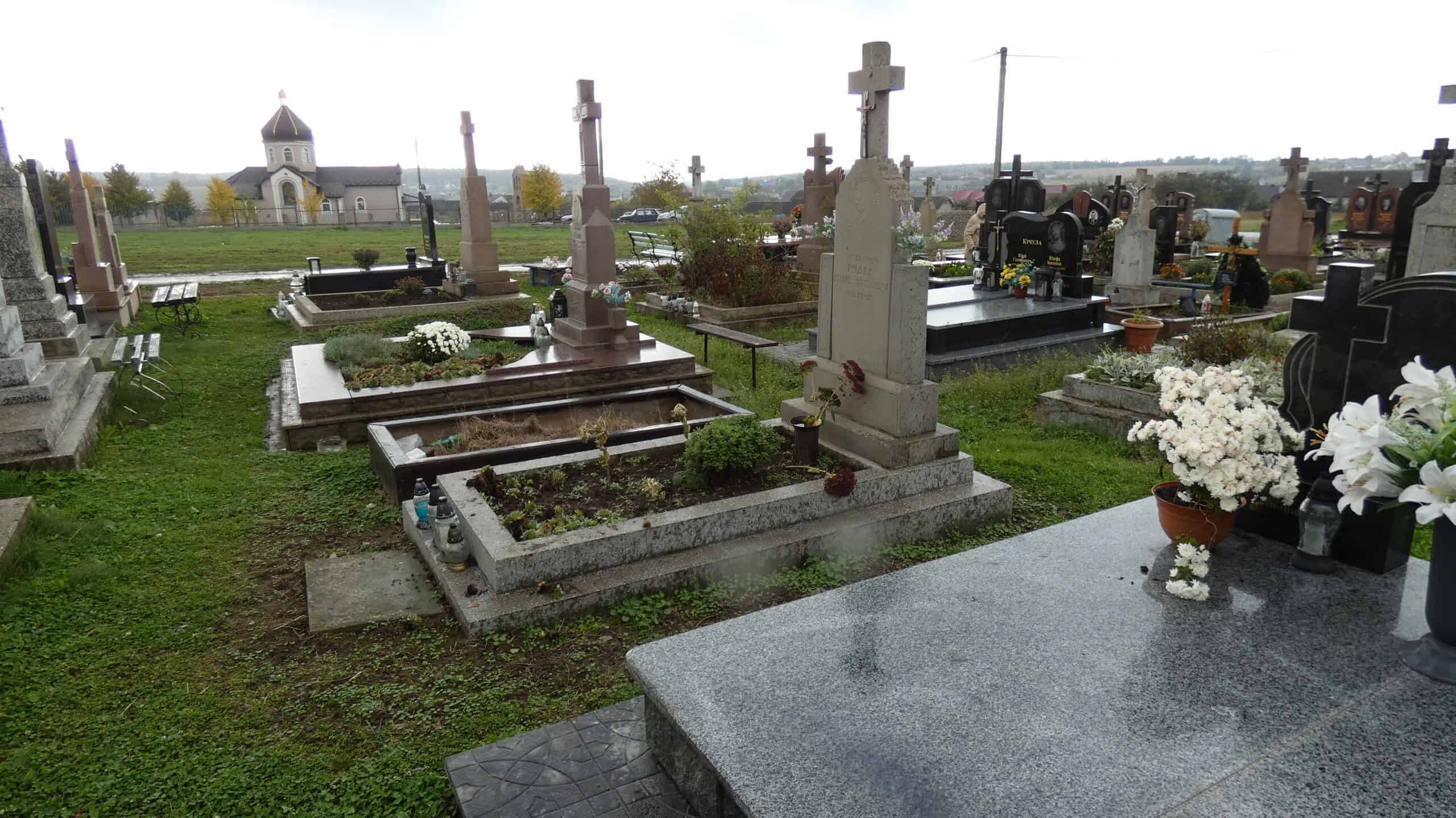 Вічний спокій на цвинтарі Бучач, красиві могили з квітами та пам’ятниками.