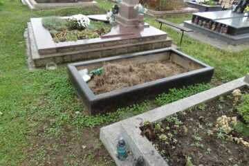 Зруйнований могильний пам'ятник у цвинтарі Буцак з порушенням порядку та сміттям.