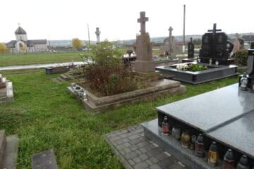 Ранні християнські могили на цвинтарі в Буцачі, сучасний некрополь з пам'ятниками і квітами.