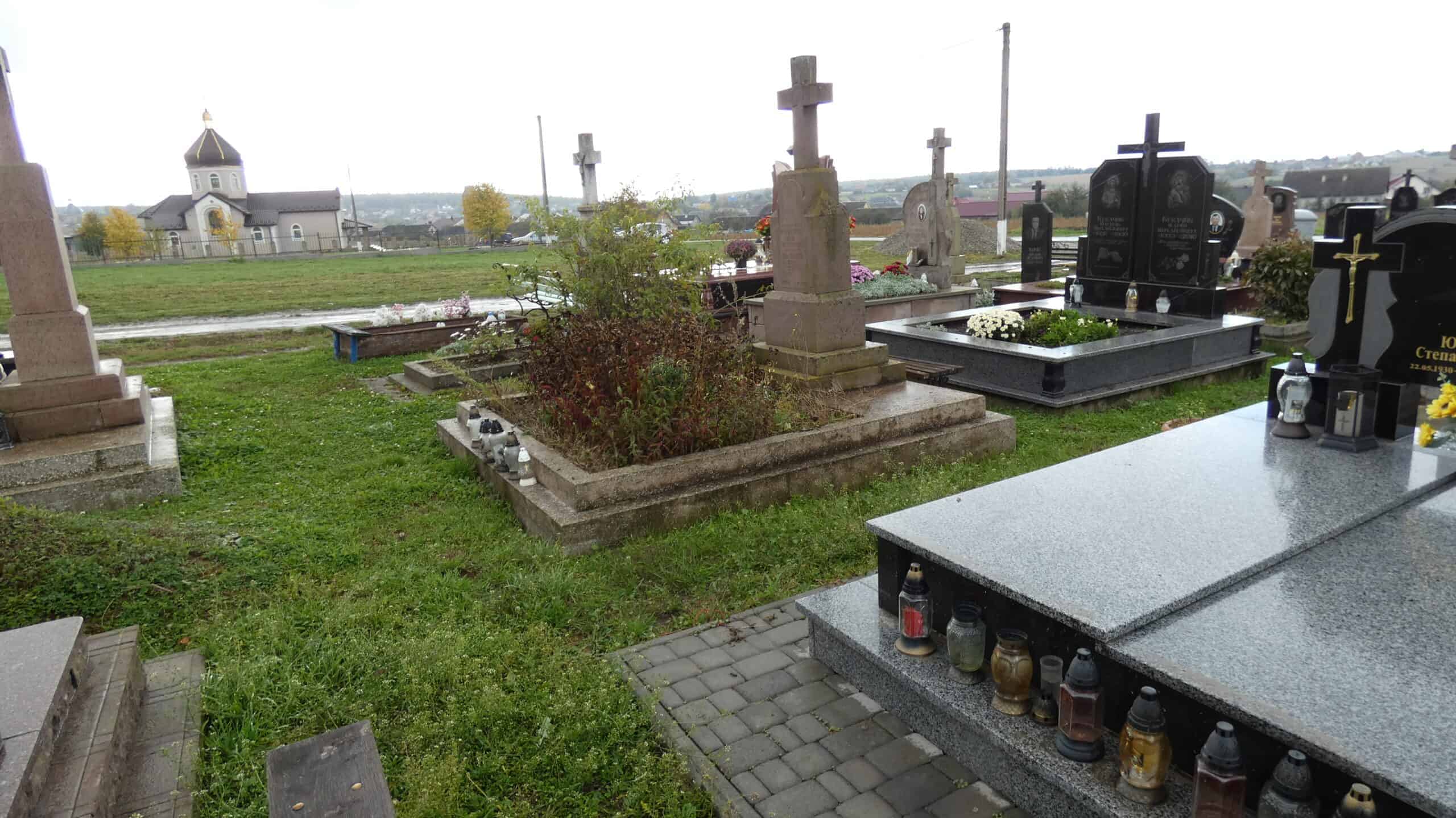 Ранні християнські могили на цвинтарі в Буцачі, сучасний некрополь з пам'ятниками і квітами.