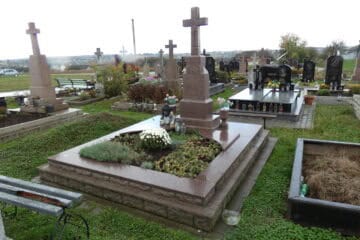 Вічний спочинок на цвинтарі в Буцячацькому цвинтарі, пам’ятники та могили.