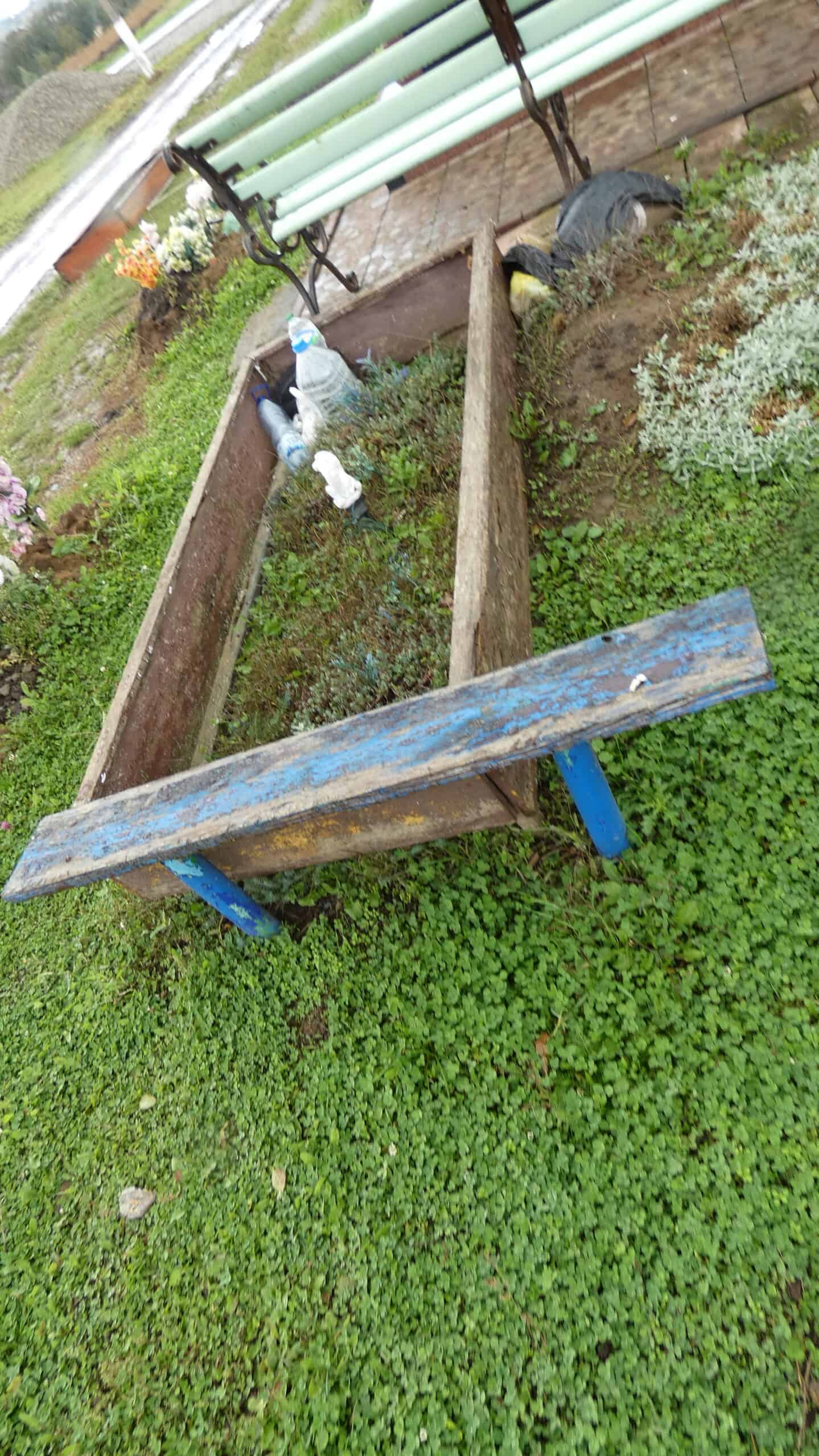 Зламаний зручний вуличний лава для поховання на цвинтарі Буцачі.