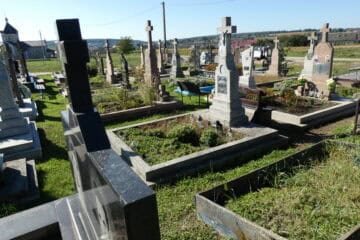 Могили на цвинтарі у Буцачі, історичний український цвинтар, пантеон пам'яті померлих.