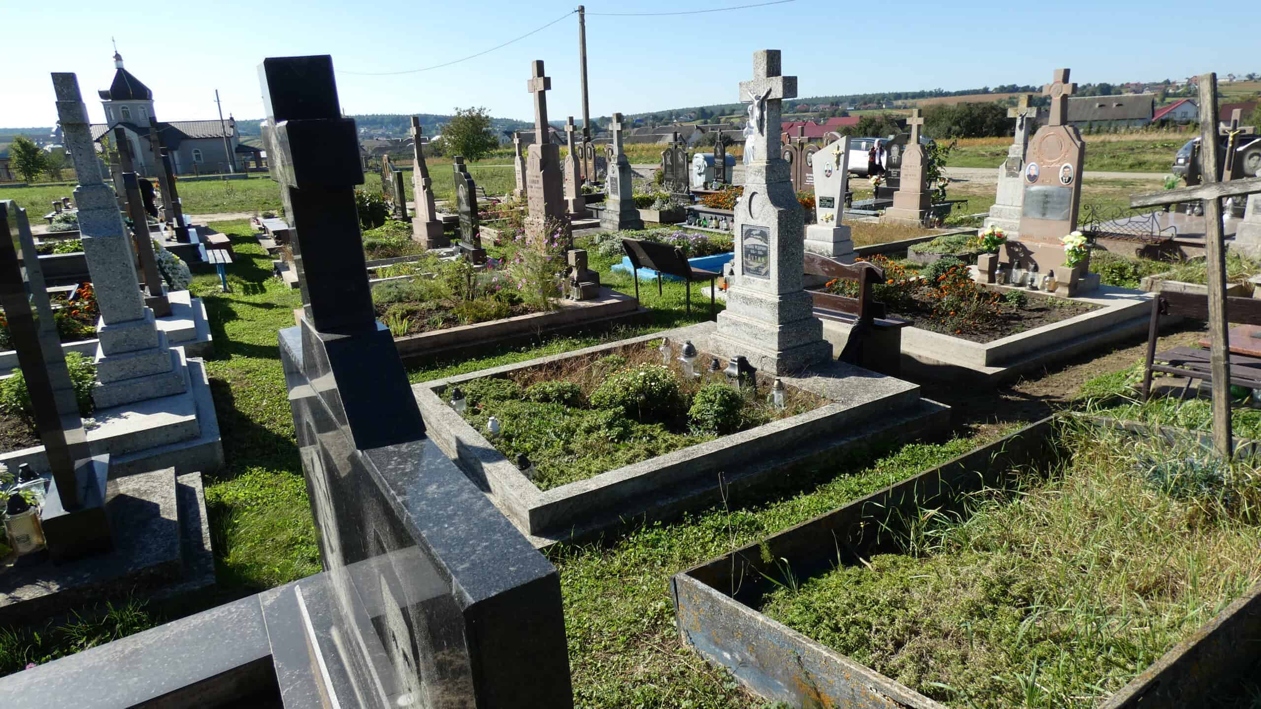 Могили на цвинтарі у Буцачі, історичний український цвинтар, пантеон пам'яті померлих.