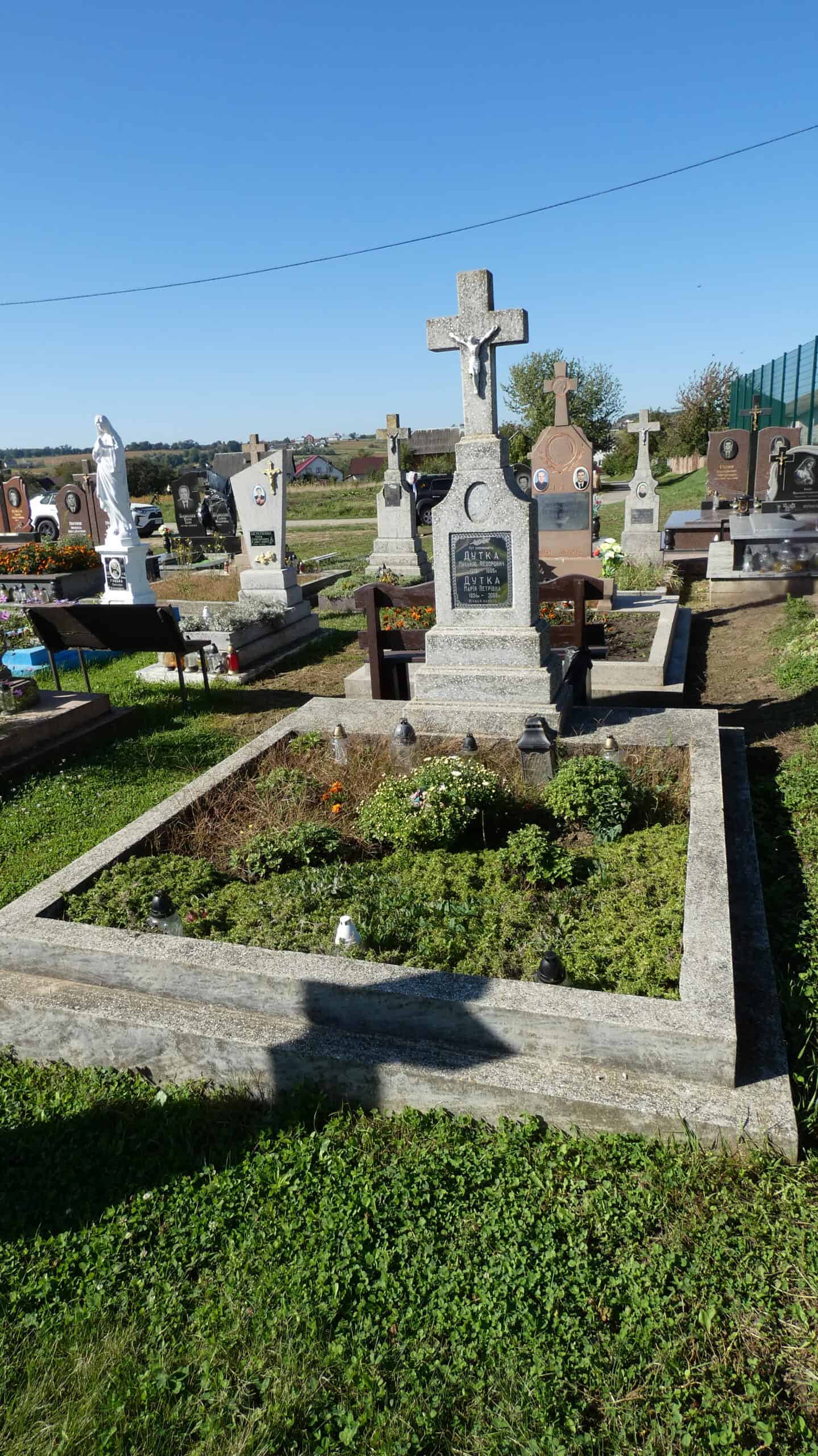 Могила з хрестом на цвинтарі, кладовище в Буцбах, західна Україна.