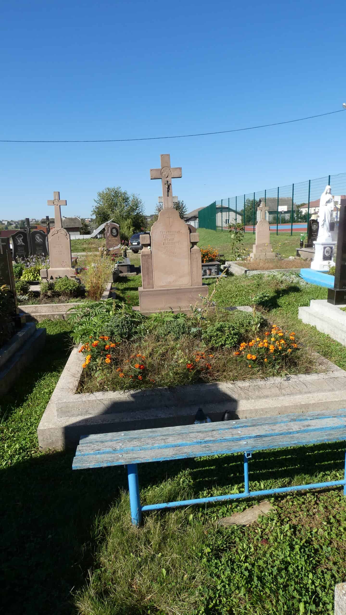 Могила з хрестом на цвинтарі в Бучачі, пам'ять про покійних.