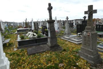 Кладовище з хрестами та цвинтарними пам’ятниками у Буцакові, Україна.