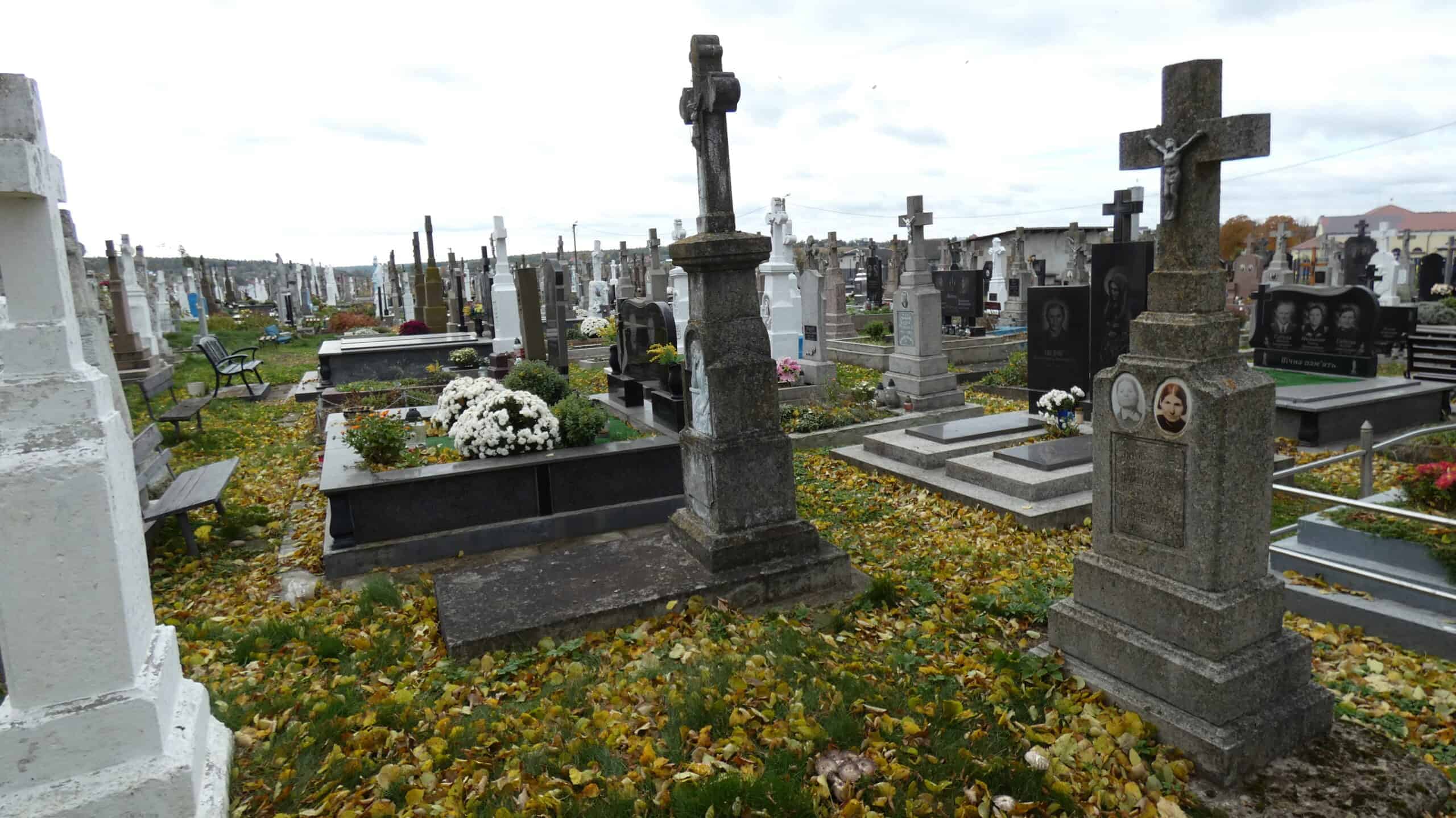 Кладовище з хрестами та цвинтарними пам’ятниками у Буцакові, Україна.