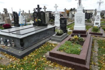 Меморіальні могили на цвинтарі Буцач, історії та пам'ять про рідних у посширеному вигляді.