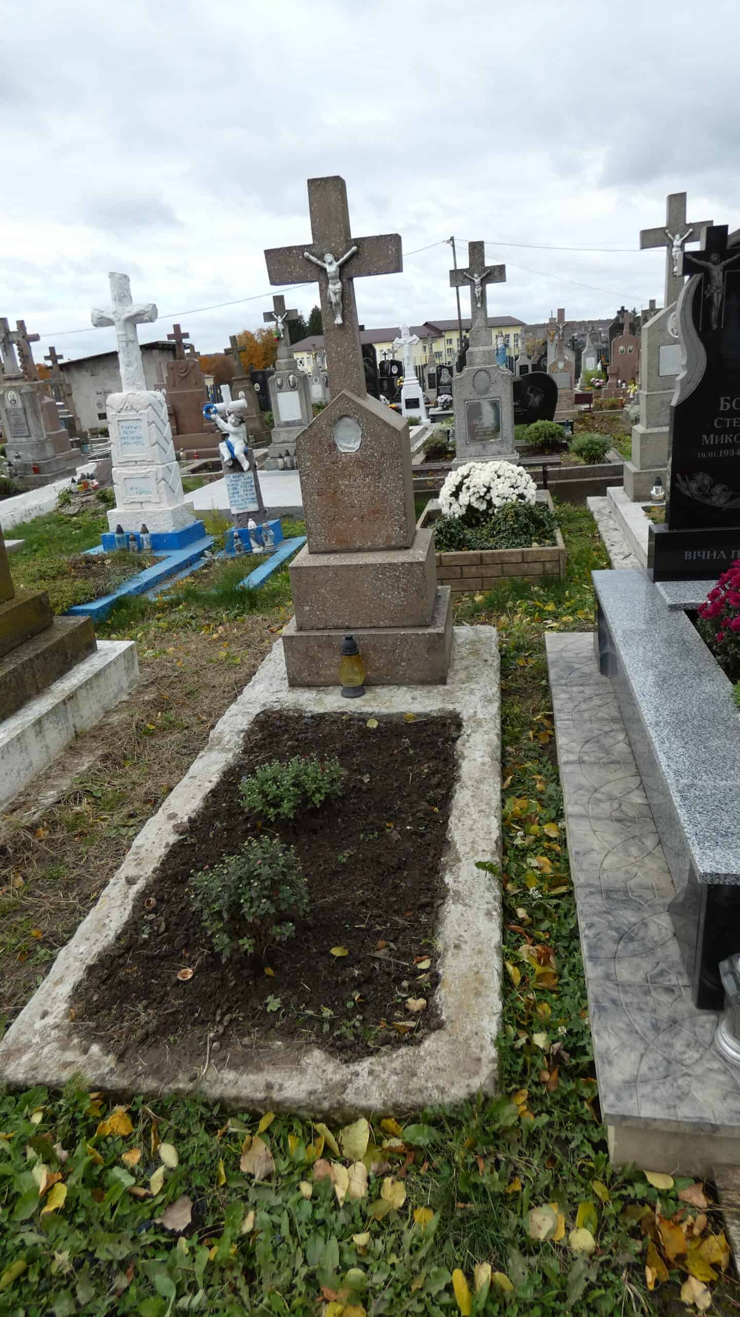 Меморіальний хрест на кладовищі Буцacz, українські поховання, пам’ять та шанування померлих.