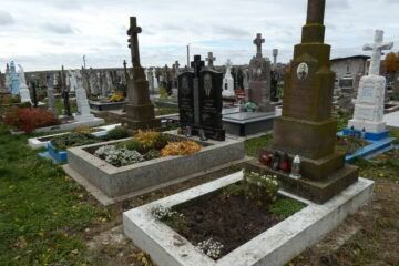 Могили на цвинтарі Буцач, історичний кладовище з пам’ятниками та надгробками в Україні.