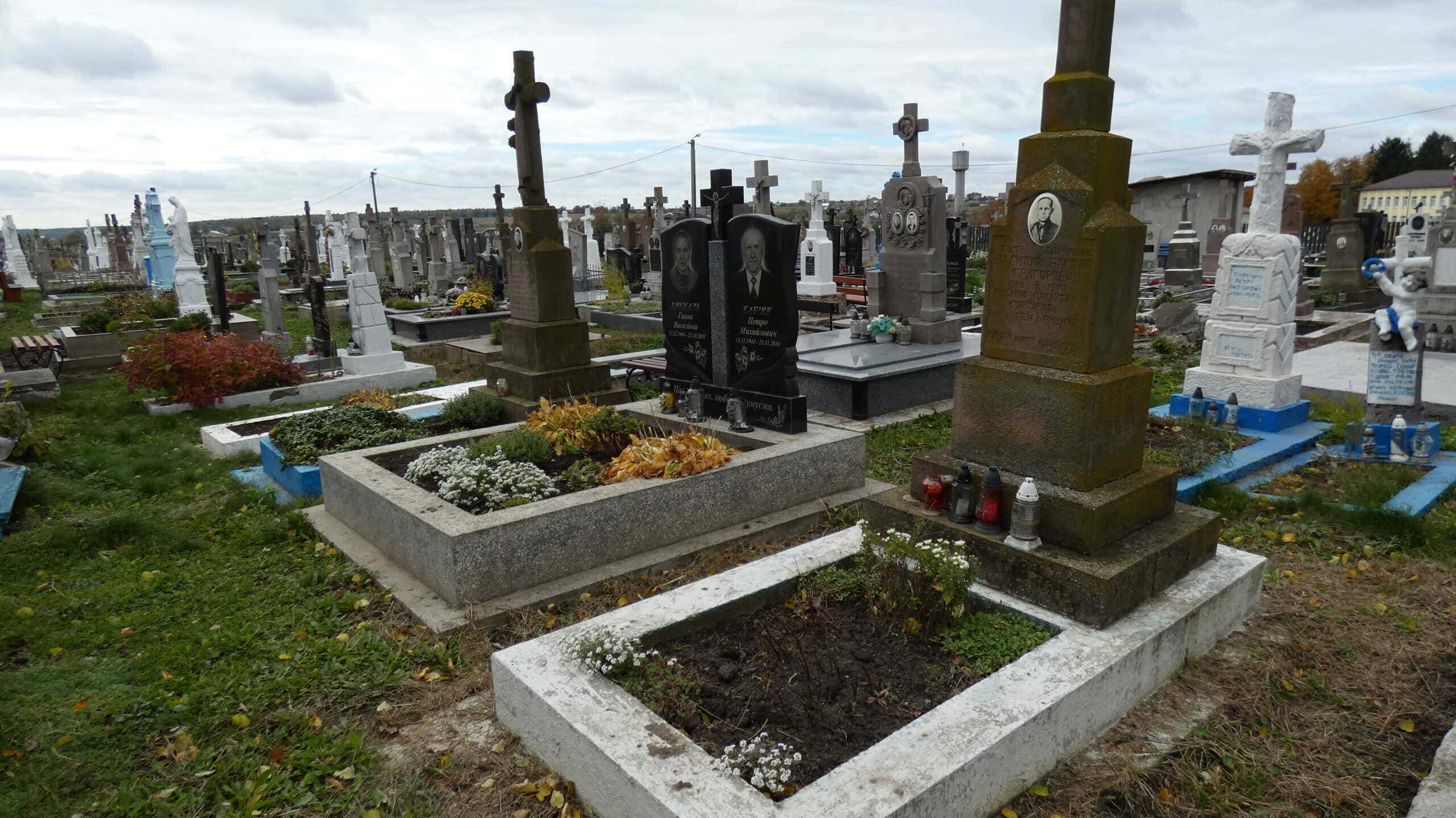 Могили на цвинтарі Буцач, історичний кладовище з пам’ятниками та надгробками в Україні.