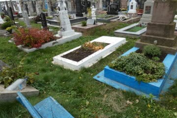 Меморіальні могили на цвинтарі в Буцачі, панорама похоронних пам’ятників і квіткових клумб.