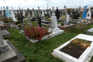 Відомі надгробки на цвинтарі Буцяць на Закарпатті. Вічне місце пам’яті та шанування померлих у мальовничій природі.