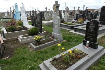 Могили та пам’ятники на цвинтарі у Буцачі за доглядом та збереженням.