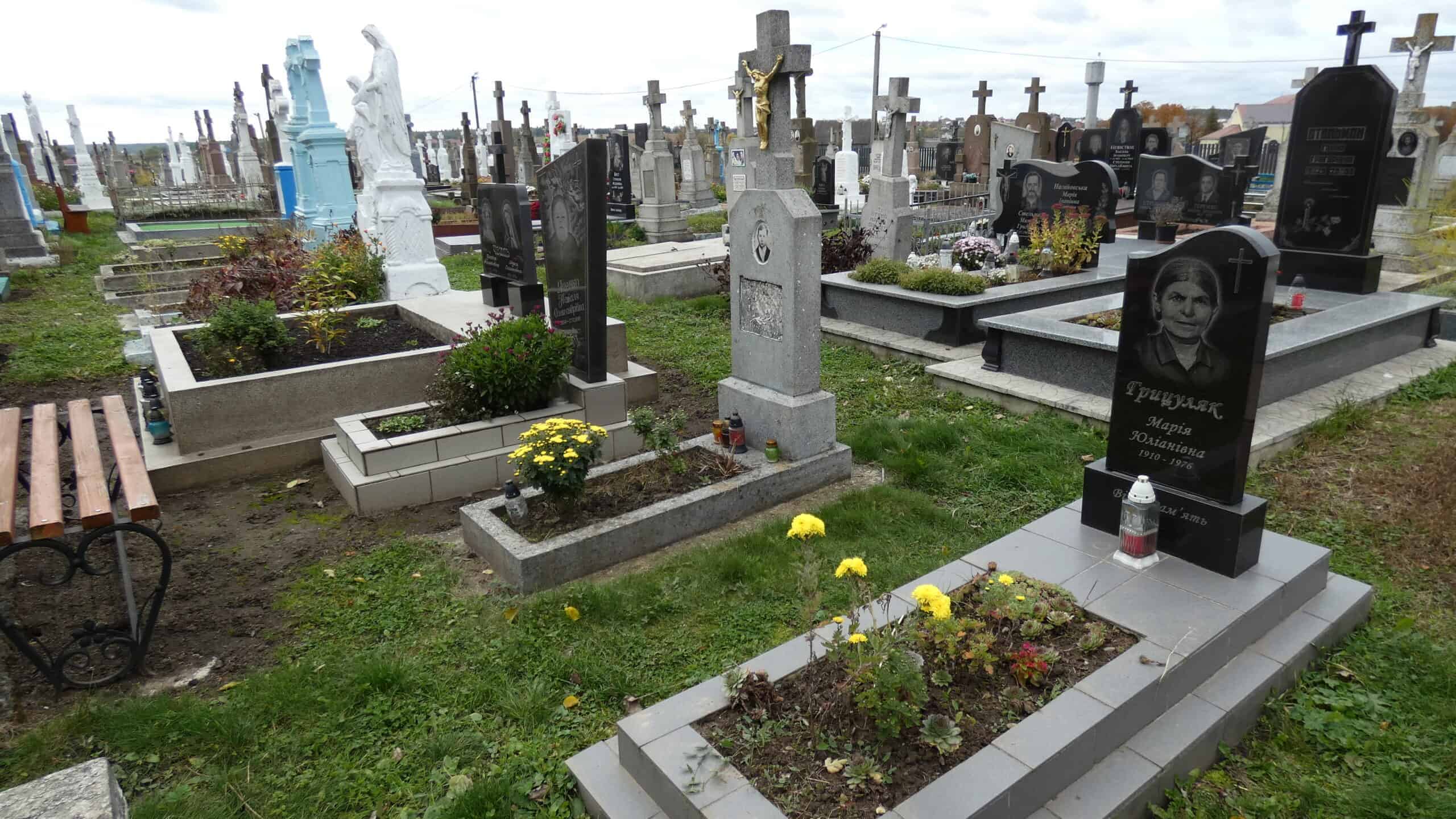 Могили та пам’ятники на цвинтарі у Буцачі за доглядом та збереженням.