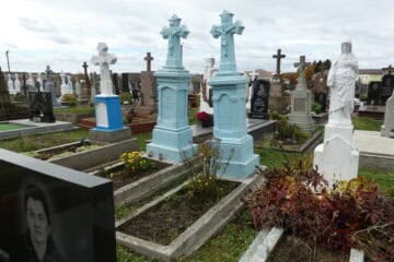 Могили на цвинтарі буцакецького кладовища з пам'ятниками різних форм і стилів.