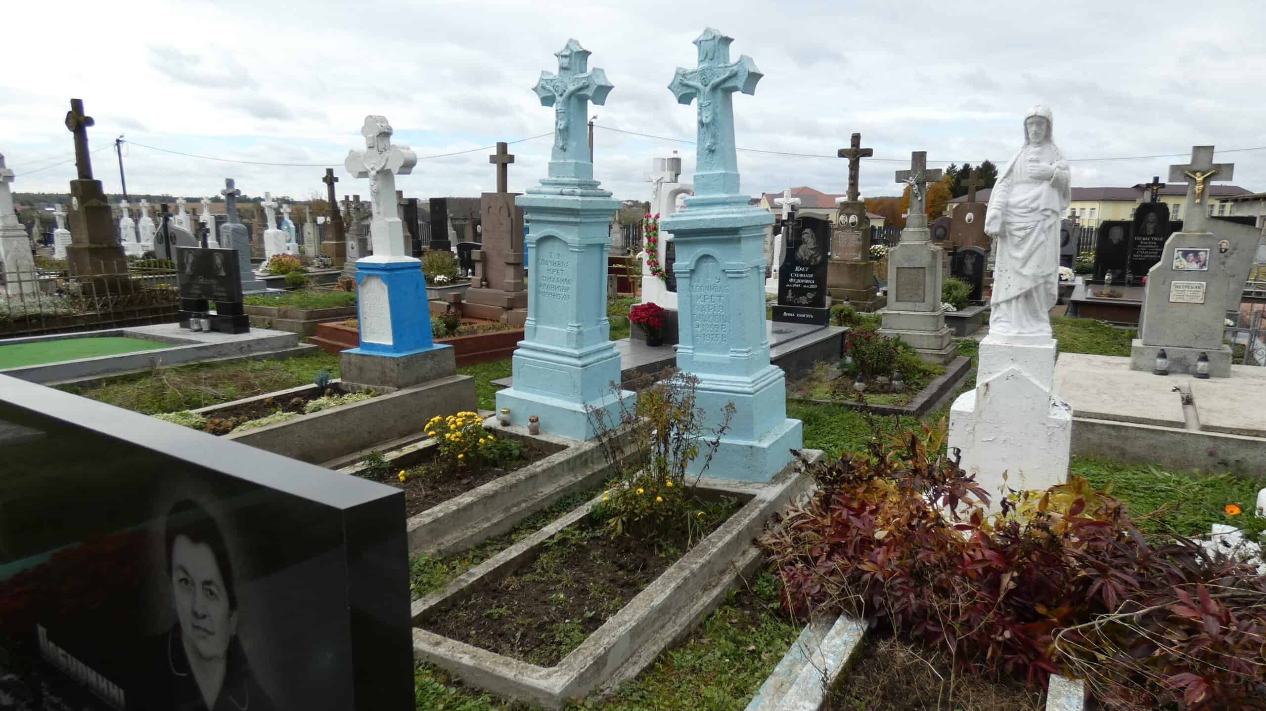 Могили на цвинтарі буцакецького кладовища з пам'ятниками різних форм і стилів.
