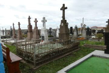 Вічний спомин на могилі з хрестами та пам’ятниками на цвинтарі Буцач.