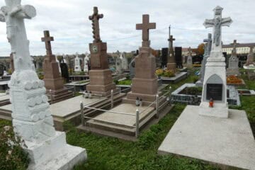 Краєвиди старовинних хрестів і могил на цвинтарі в Буцачі.