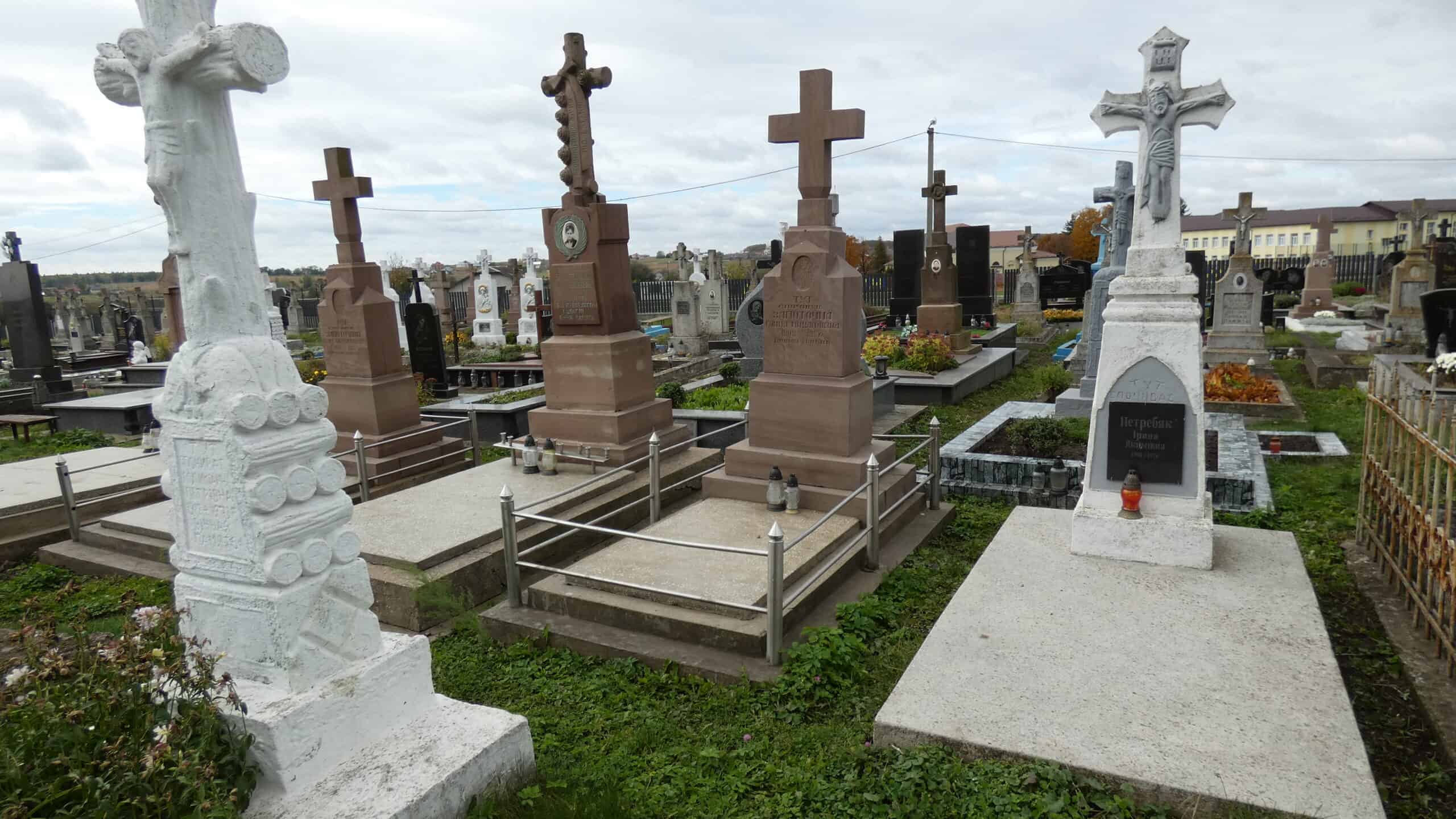 Краєвиди старовинних хрестів і могил на цвинтарі в Буцачі.