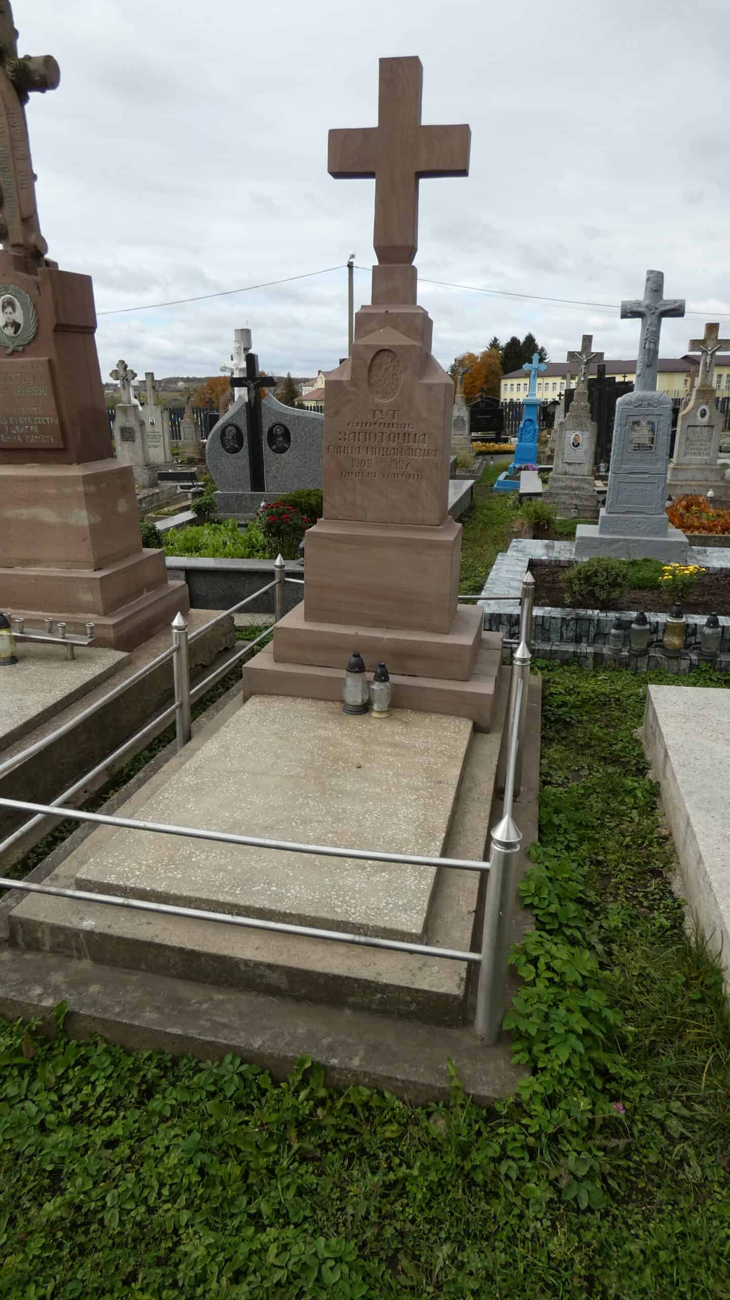 Могила з хрестом на цвинтарі Буцacz. Відновлене поховання з пам’ятником у церкві, кладовище в українському стилі.