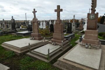 Могили на цвинтарі в Бучачі з хрестами та пам’ятниками, огляд вітчизняних поховань.
