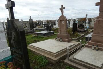 Могили на цвинтарі Буцак в Україні. Відпочинок і вшановування пам’яті померлих. Гранець і пам’ятники з різних матеріалів.