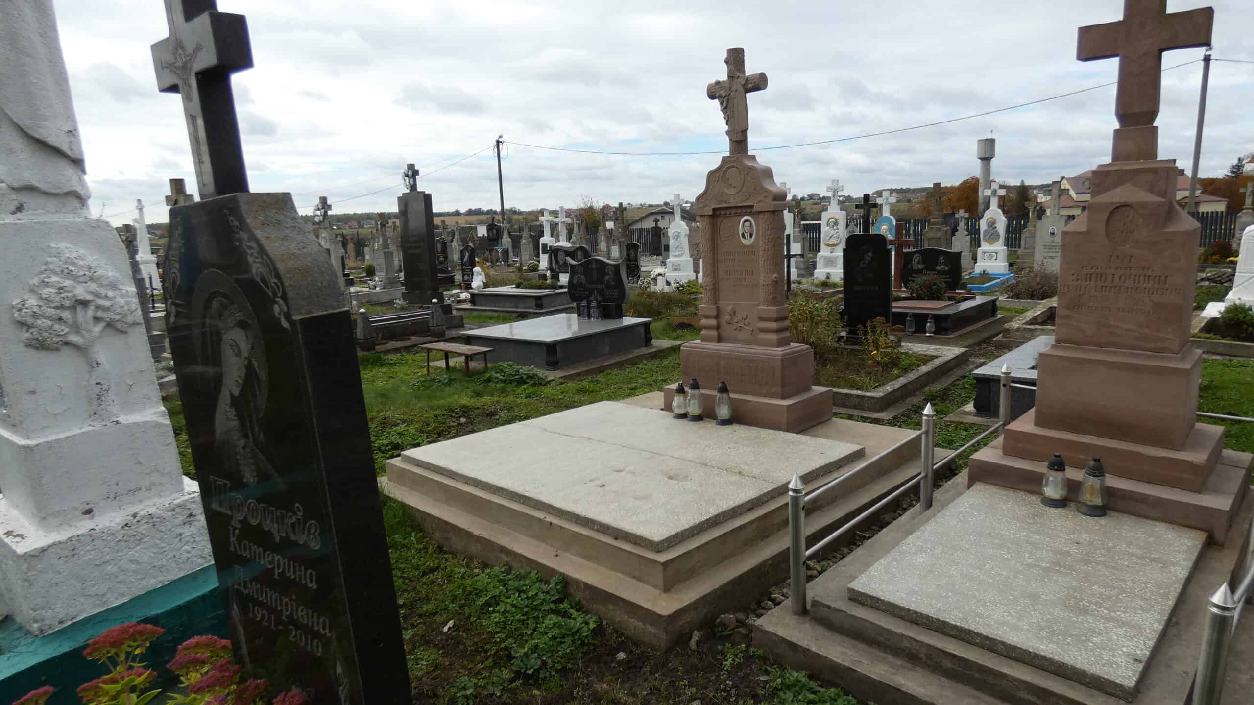 Могили на цвинтарі Буцак в Україні. Відпочинок і вшановування пам’яті померлих. Гранець і пам’ятники з різних матеріалів.