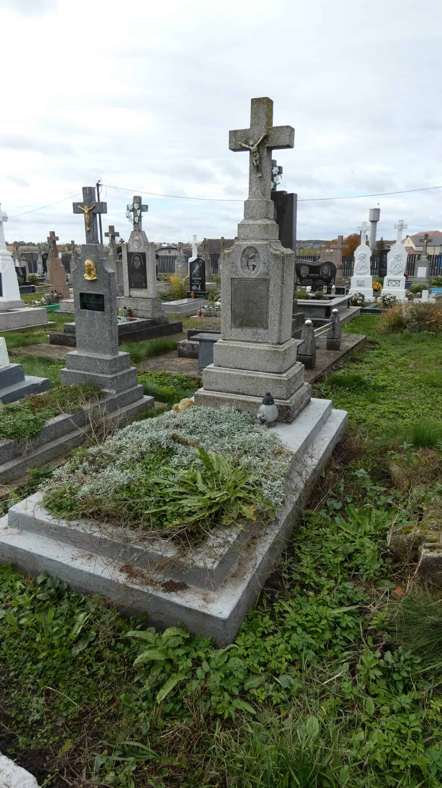 Кладовище у Буцачі, старі та сучасні могили, пантеон подій, меморіальні пам'ятники, історія поховань Україна.