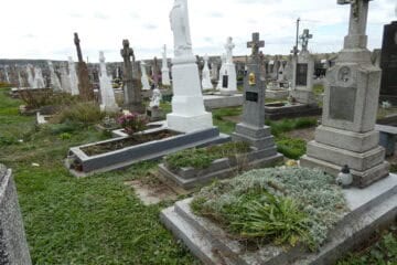 Могили на цвинтарі в Буцачі, історичне похоронне місце, старовинні надгробки та пам’ятники.