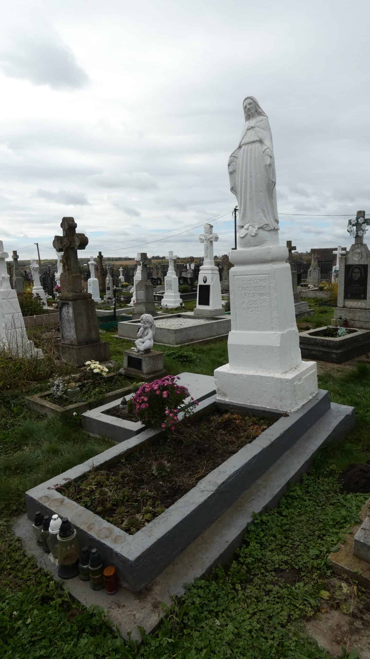 Вічний спомин у цвинтарі Бучач, пам’ятник Матері Божої на могилі, історія поховань, духовна спадщина.