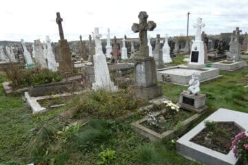 Могили на старому цвинтарі в Буцáчі, історія та пам’ять про минуле.