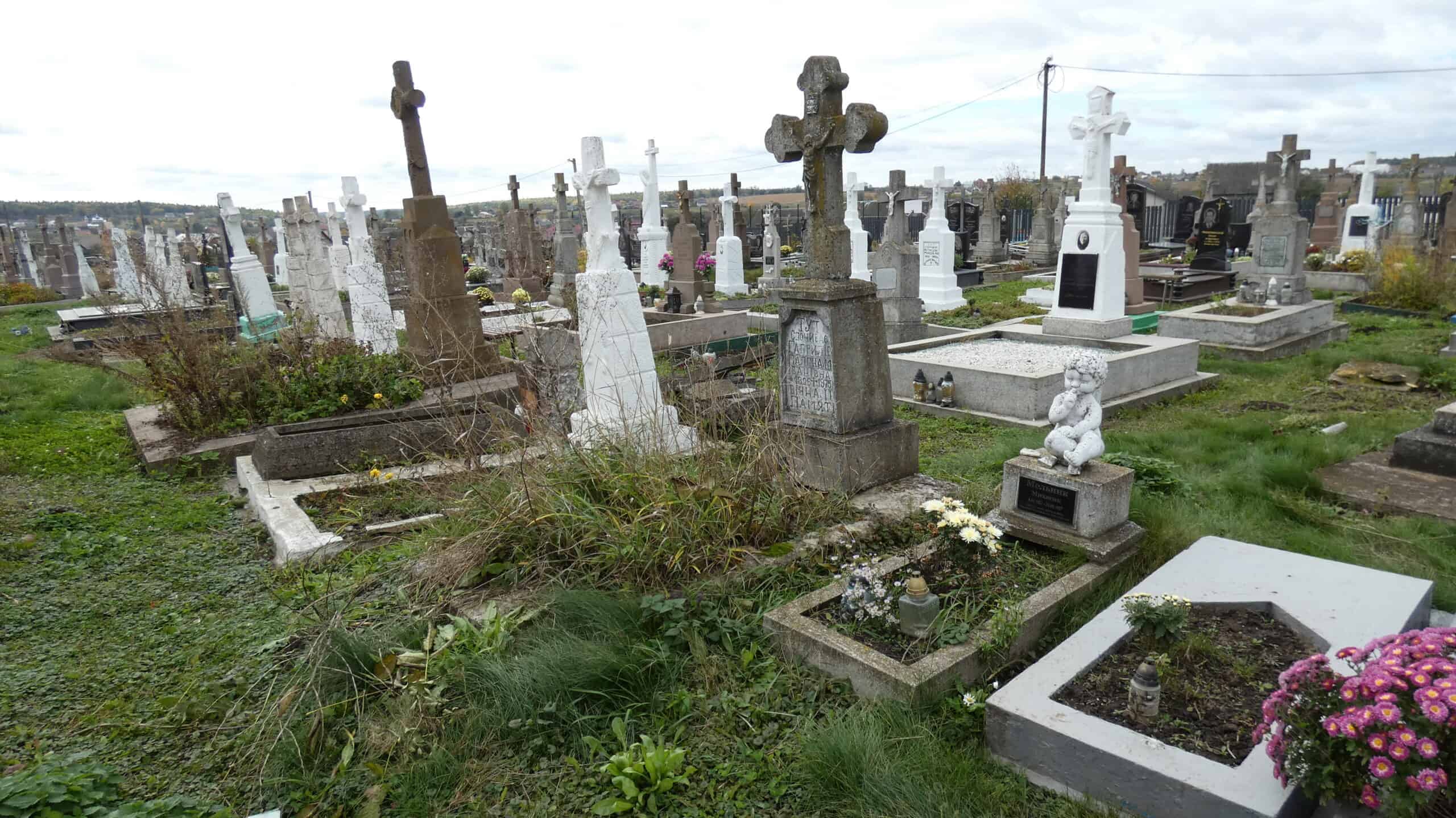 Могили на старому цвинтарі в Буцáчі, історія та пам’ять про минуле.