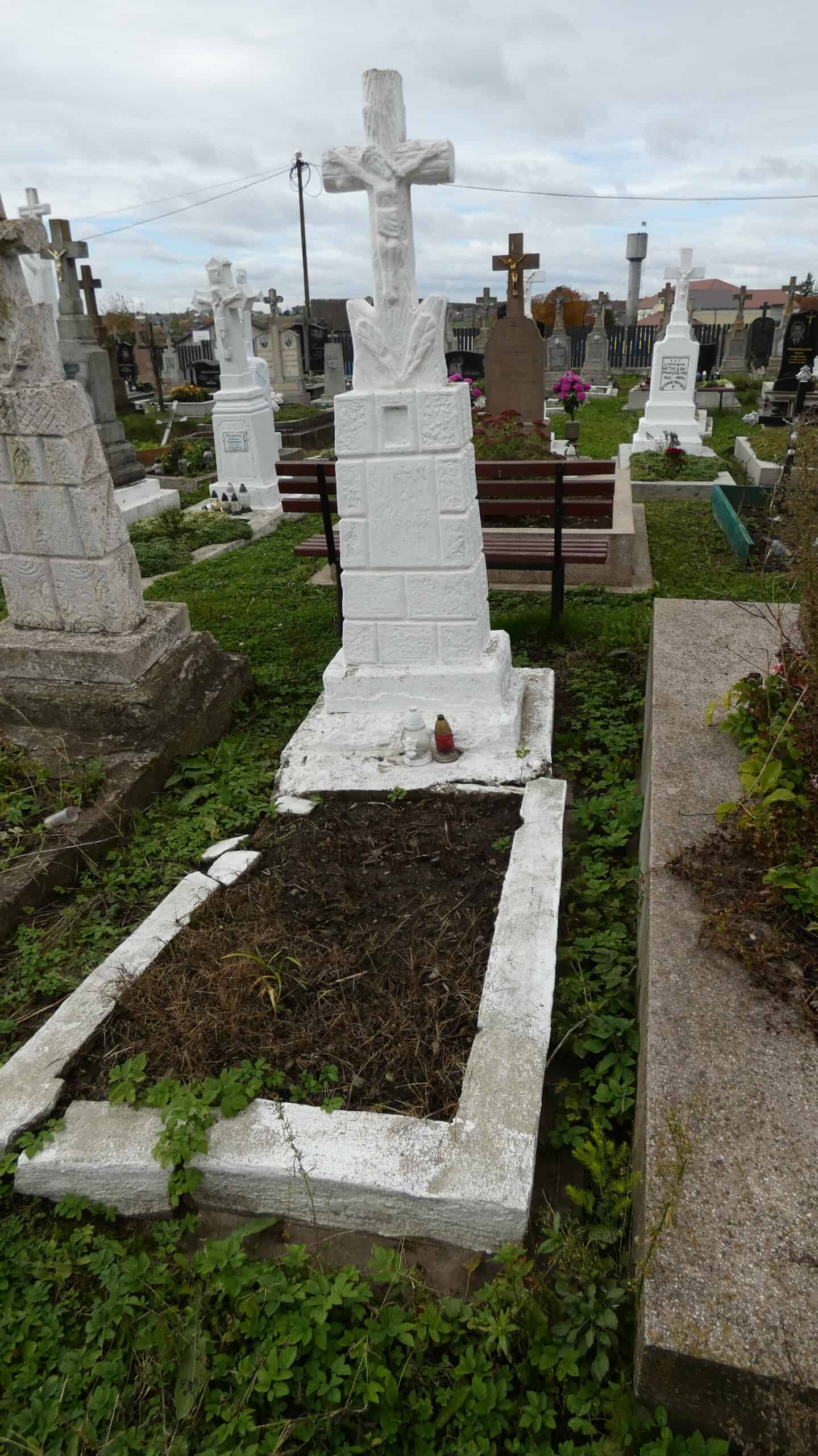 Могила з хрестом на цвинтарі у Бучачі, історичний пам’ятник та символ віри та пам’яті.