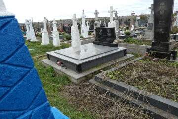 Вічний спочинок на цвинтарі Буцаче, могила з чорним гранітом і пам'ятником, є символом пам'яті та поваги до рідних і близьких.