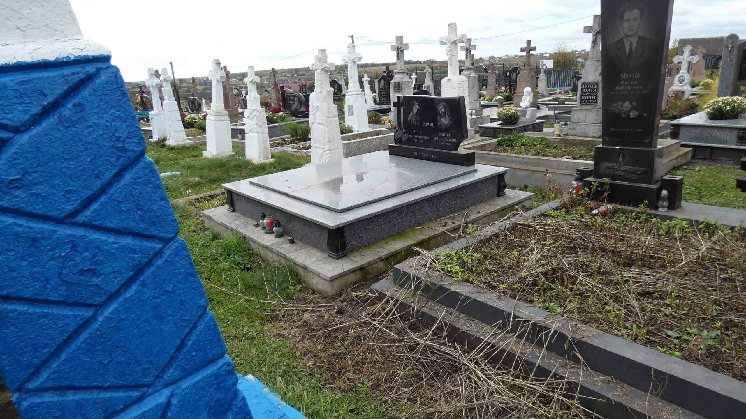 Вічний спочинок на цвинтарі Буцаче, могила з чорним гранітом і пам'ятником, є символом пам'яті та поваги до рідних і близьких.