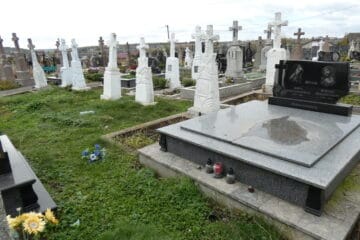 Могили на єврейському цвинтарі в Буцачах з кривавими надгробками.