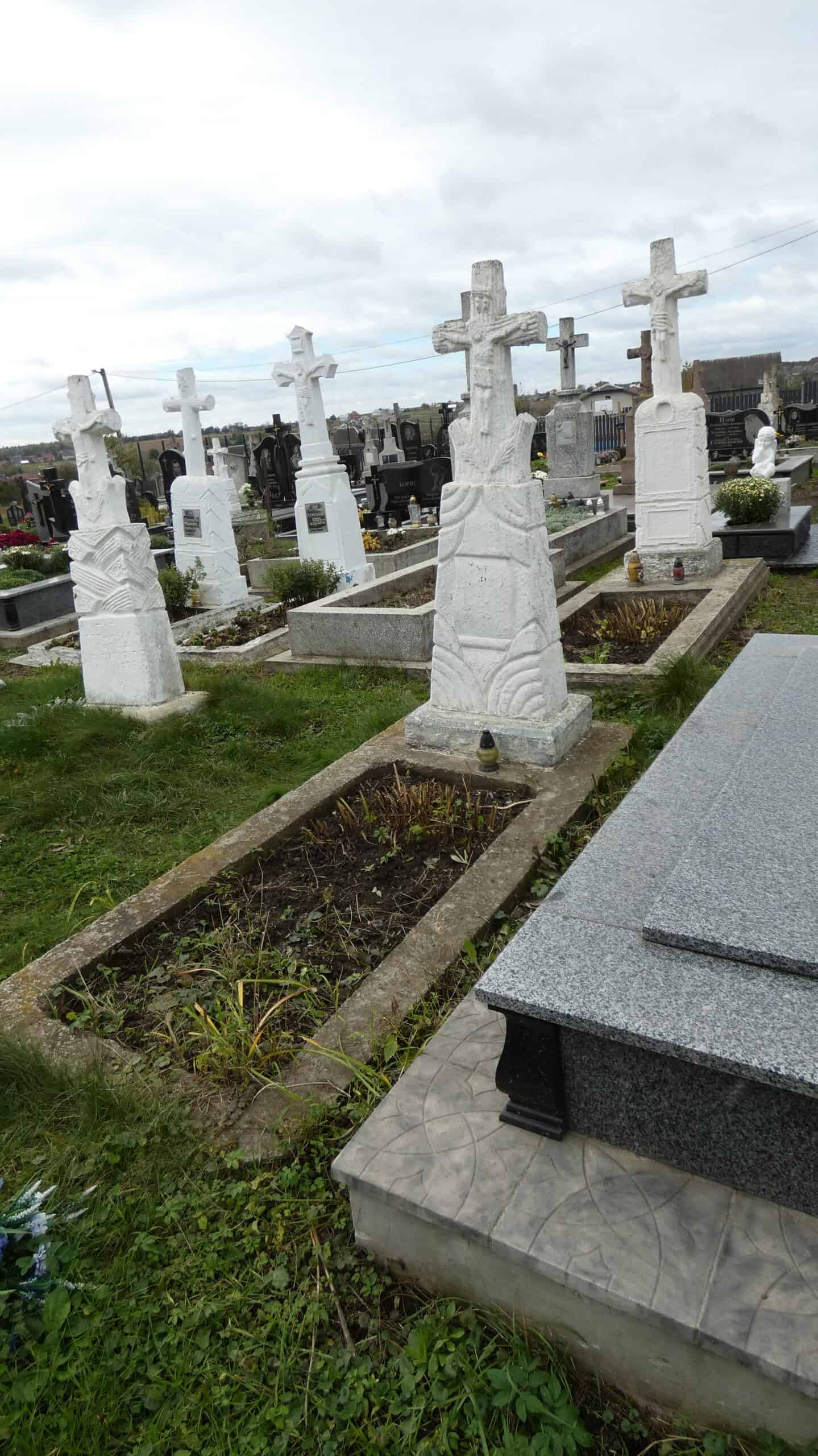 Могили на кладовищі у Буцачі, скульптури та пам’ятники в українському цвинтарі.