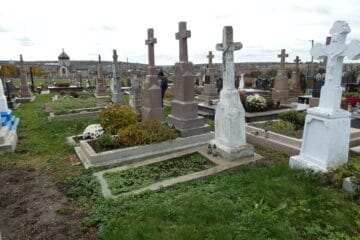 Могили на цвинтарі в Буцачі, історичний український поховальний комплекс.