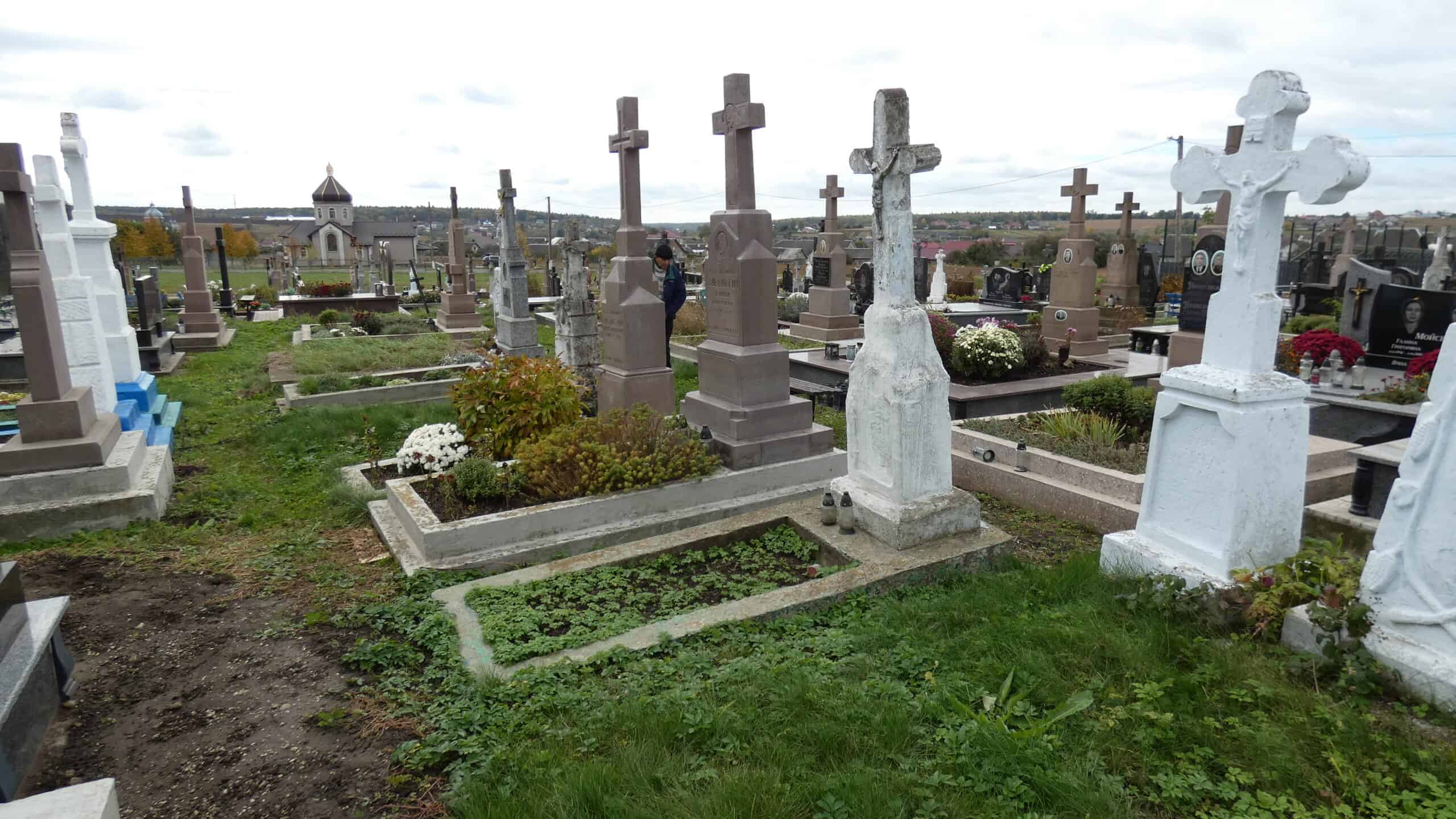 Могили на цвинтарі в Буцачі, історичний український поховальний комплекс.