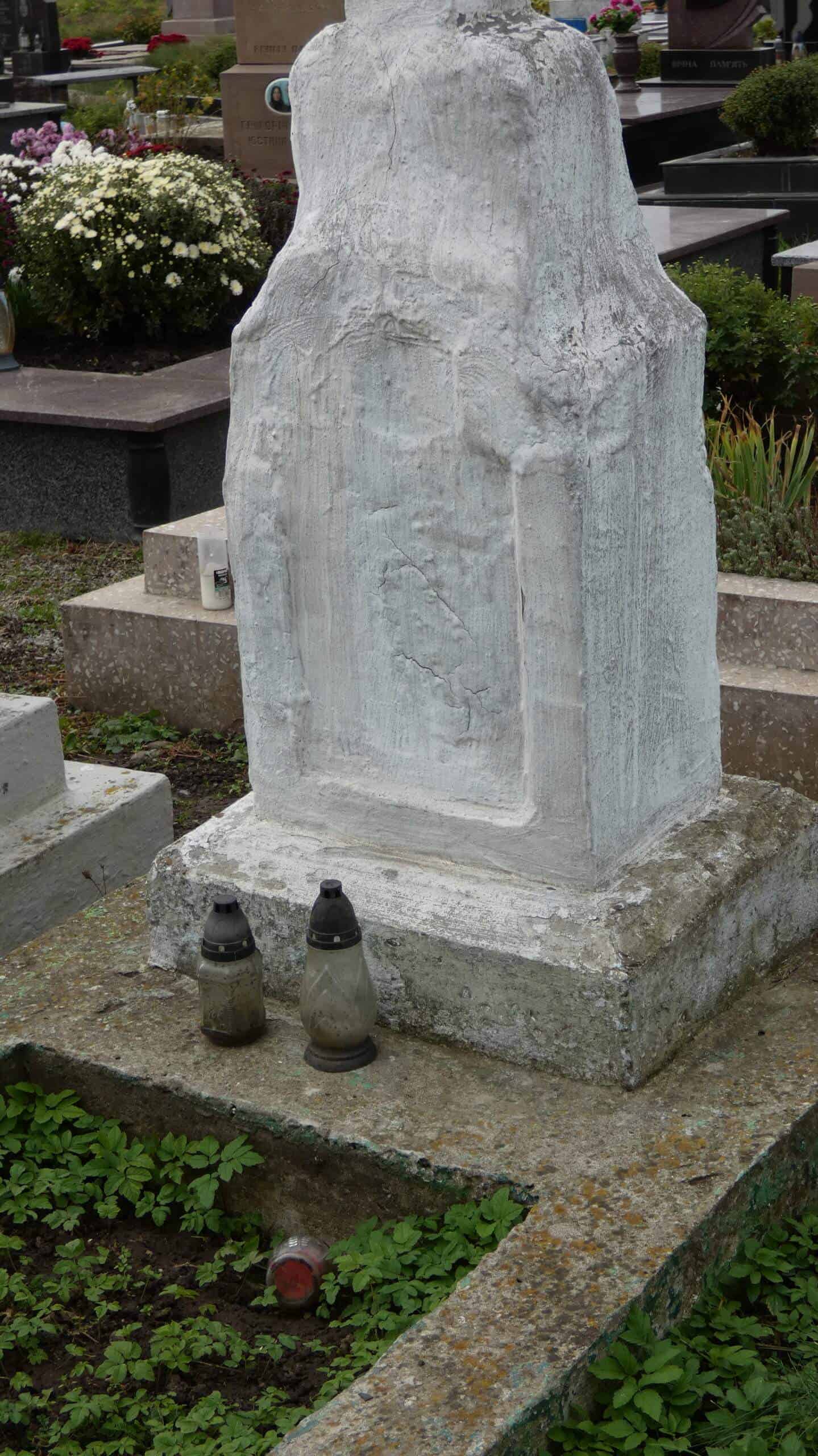 Вигляд старовинного пам’ятника на цвинтарі в Буцачі.