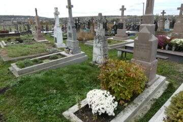 Вічний спочинок з могилою з квітами та хрестами на українському цвинтарі.