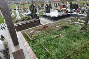 Могили на цвинтарі Буцак, могили з сімейними меморіалами та квітами для поминання.