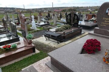 Могили та пам’ятники на цвинтарі в Буцьку, історичне місце для поховань.