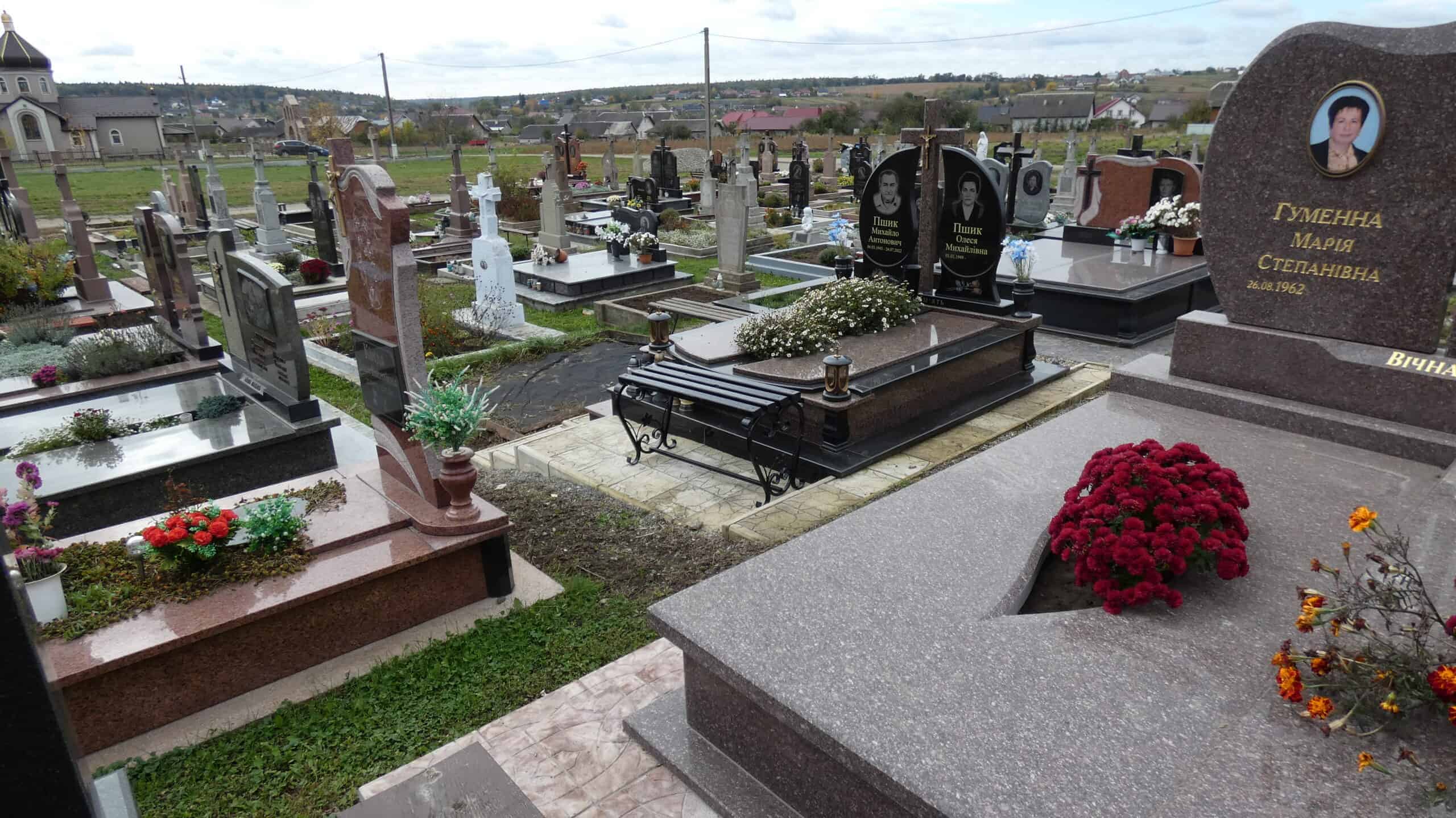 Могили та пам’ятники на цвинтарі в Буцьку, історичне місце для поховань.