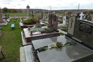 Могильні пам’ятники у цвинтарі Буцак, сучасний вигляд мальовничого кладовища, меморіальні надгробки та озеленення.