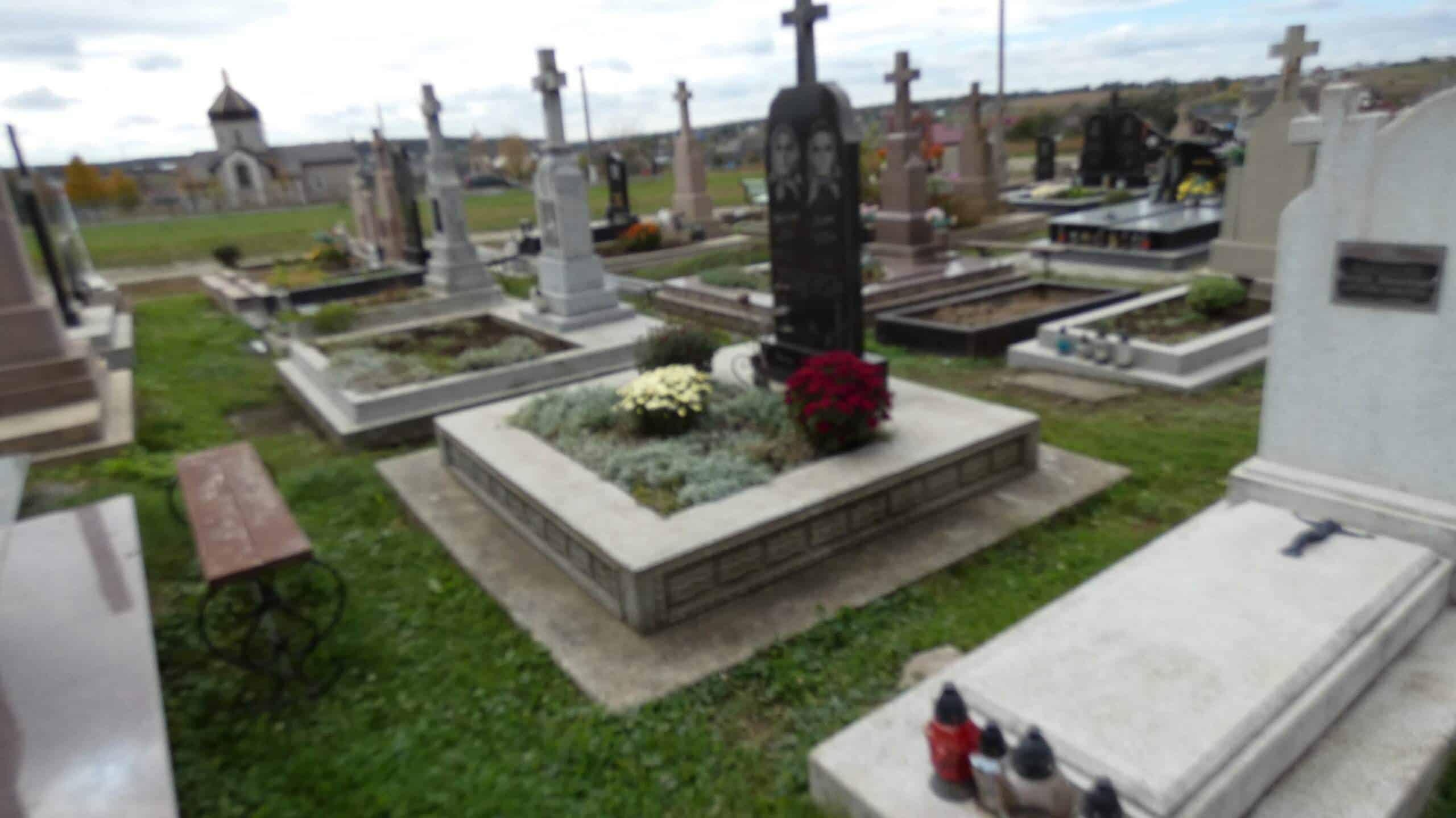 Вічний сон, меморіальні могили з оновленими пам’ятниками, квіткові композиції на цвинтарі Буцач.