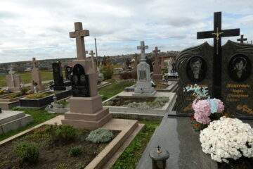 Білявий хрест і могили на цвинтарі в Буцазі, український цвинтар, он-лайн ресурси.